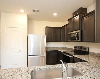 549 Bains Street - Photo Thumbnail 3