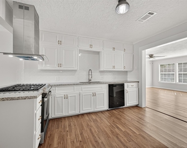 714 E Humble Street - Photo Thumbnail 11