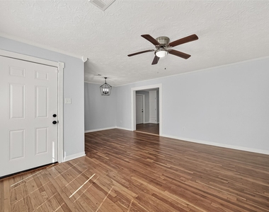 714 E Humble Street - Photo Thumbnail 2