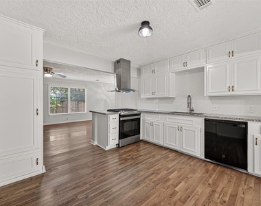 714 E Humble Street - Photo Thumbnail 10