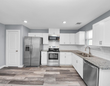 618 Maple Way - Photo Thumbnail 7