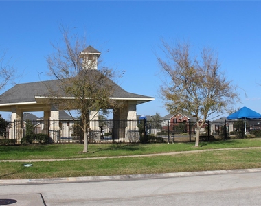 2409 Avalon Trace Lane - Photo Thumbnail 15