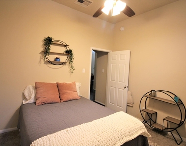 2409 Avalon Trace Lane - Photo Thumbnail 10