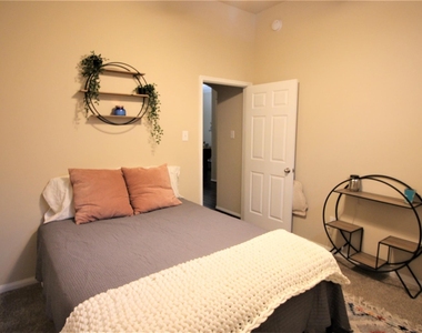 2409 Avalon Trace Lane - Photo Thumbnail 11