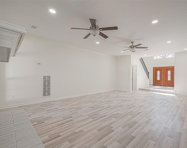1015 Sugar Lakes Drive - Photo Thumbnail 6