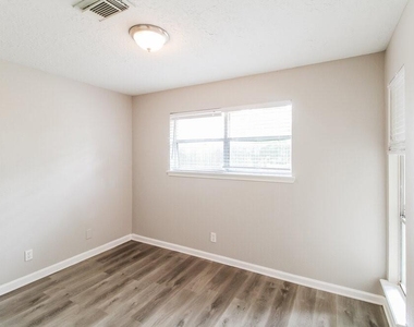 3206 Teakwood Circle - Photo Thumbnail 9