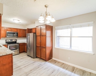 3206 Teakwood Circle - Photo Thumbnail 5