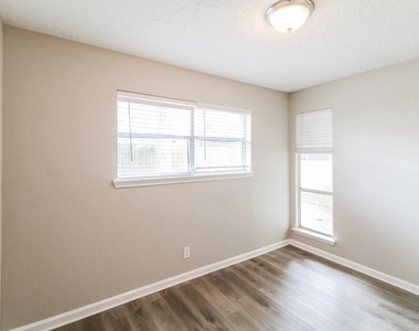 3206 Teakwood Circle - Photo Thumbnail 10