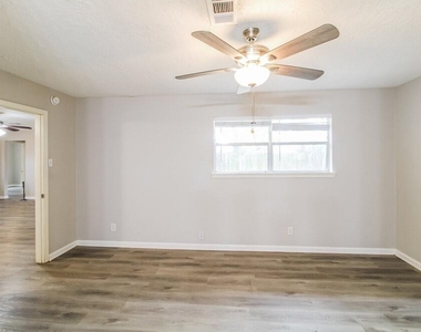 3206 Teakwood Circle - Photo Thumbnail 7