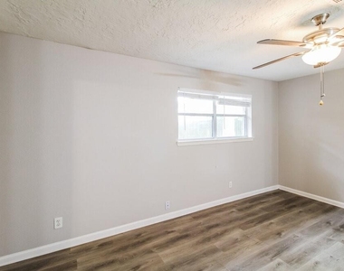 3206 Teakwood Circle - Photo Thumbnail 6