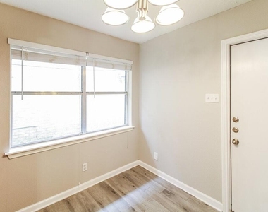 3206 Teakwood Circle - Photo Thumbnail 3