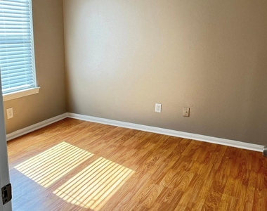 3922 Davenport Street - Photo Thumbnail 5