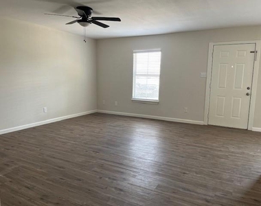 514 Houston Street - Photo Thumbnail 2
