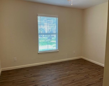 514 Houston Street - Photo Thumbnail 7