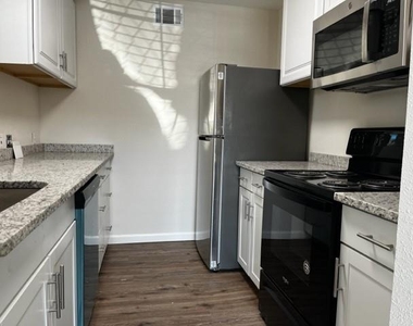514 Houston Street - Photo Thumbnail 4