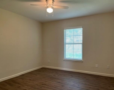 514 Houston Street - Photo Thumbnail 6