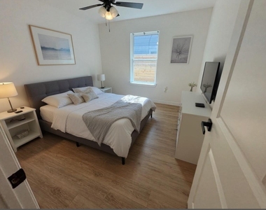 8125 Sunnyhill Street - Photo Thumbnail 5