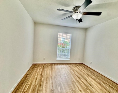 1880 White Oak Drive - Photo Thumbnail 14