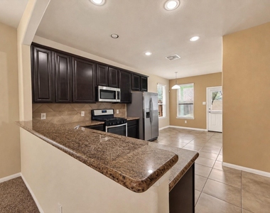 1251 S Maple Drive - Photo Thumbnail 5