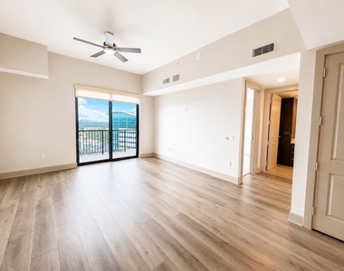 9787 Katy Freeway - Photo Thumbnail 6