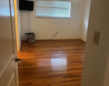 12418 Plumbrook Drive - Photo Thumbnail 7