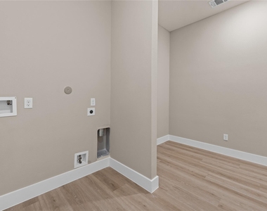 2607 Liguria Ln - Photo Thumbnail 17