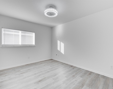 2410 Lakecrest Town Drive - Photo Thumbnail 17