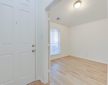 2410 Lakecrest Town Drive - Photo Thumbnail 4