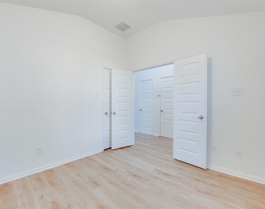 2410 Lakecrest Town Drive - Photo Thumbnail 3