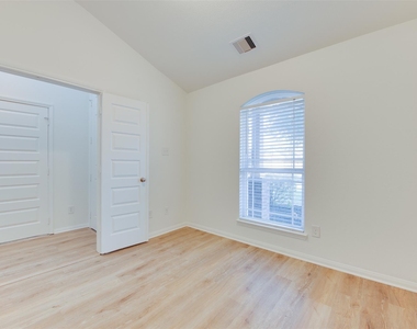2410 Lakecrest Town Drive - Photo Thumbnail 5