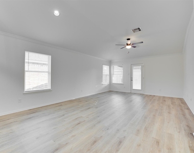 2410 Lakecrest Town Drive - Photo Thumbnail 8