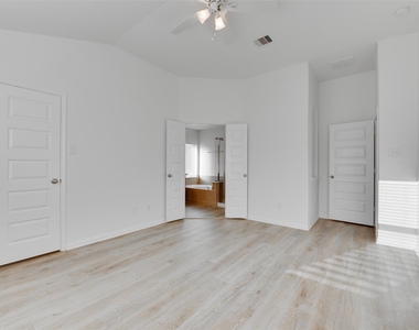 2410 Lakecrest Town Drive - Photo Thumbnail 15