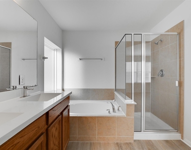 2410 Lakecrest Town Drive - Photo Thumbnail 16