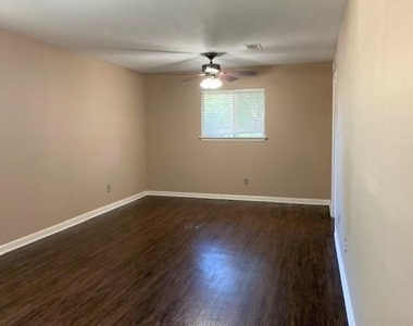 2123 Williamsburg Court - Photo Thumbnail 6