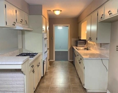 2123 Williamsburg Court - Photo Thumbnail 5