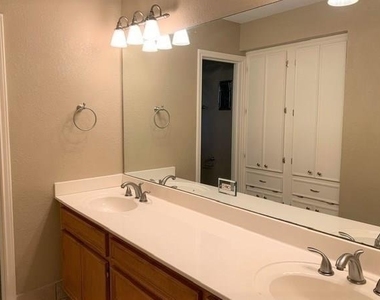 2123 Williamsburg Court - Photo Thumbnail 7