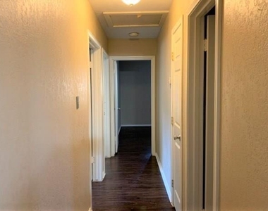 2123 Williamsburg Court - Photo Thumbnail 8