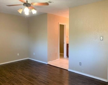 2123 Williamsburg Court - Photo Thumbnail 10