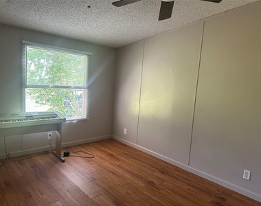 11685 W Small Oak Lane - Photo Thumbnail 11