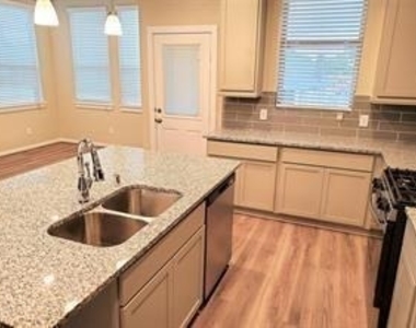 2522 Manor Valley Lane - Photo Thumbnail 6
