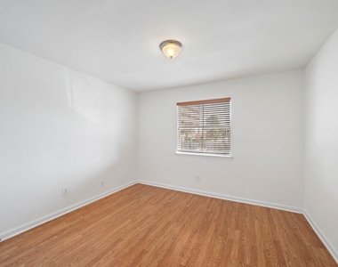 2828 61st Street - Photo Thumbnail 6