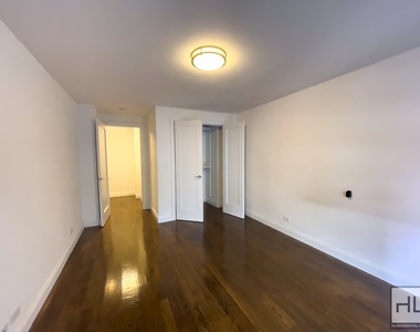 E 82 St - Photo Thumbnail 6
