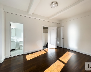 East 46 Street - Photo Thumbnail 2