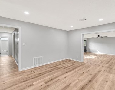 704 Teabury Avenue - Photo Thumbnail 7