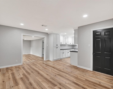 704 Teabury Avenue - Photo Thumbnail 6