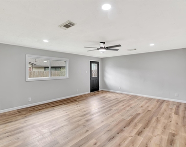 704 Teabury Avenue - Photo Thumbnail 16