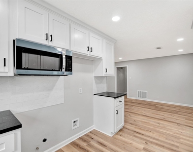 704 Teabury Avenue - Photo Thumbnail 14
