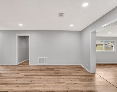 704 Teabury Avenue - Photo Thumbnail 9