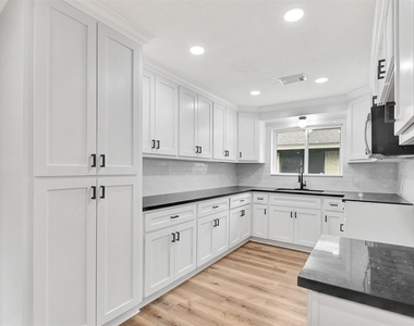 704 Teabury Avenue - Photo Thumbnail 12
