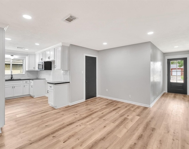 704 Teabury Avenue - Photo Thumbnail 8